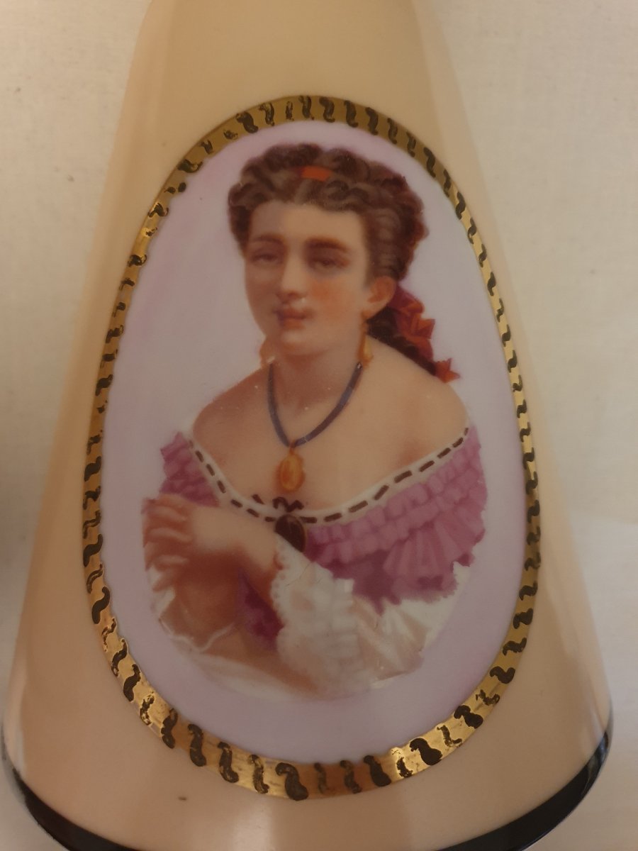 Paire De Vases En Porcelaine De Paris 19ème  Portraits De Femmes En Buste-photo-3