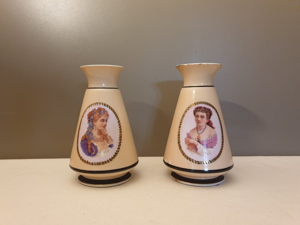 Paire De Vases En Porcelaine De Paris 19ème  Portraits De Femmes En Buste