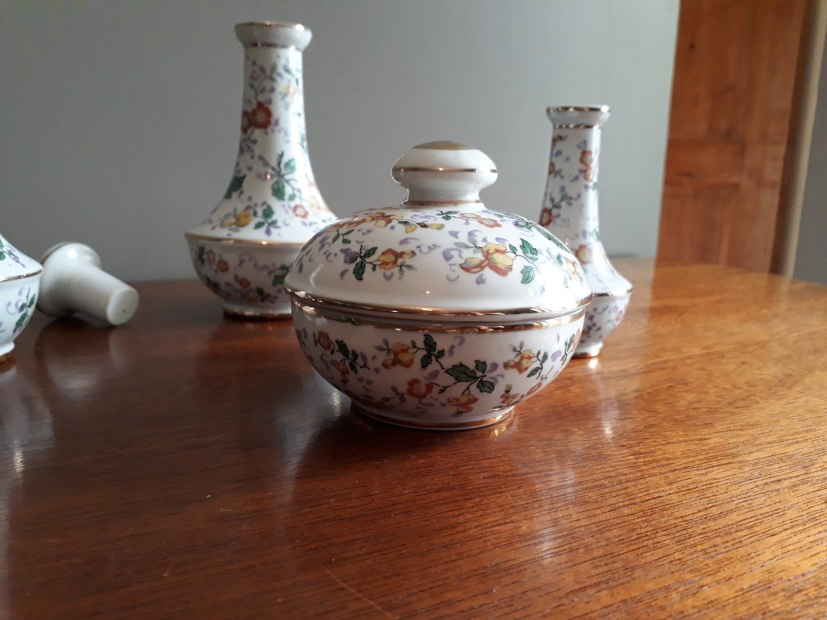 Trois Flacons Et Un Poudrier En Porcelaine De Couleuvre-photo-3