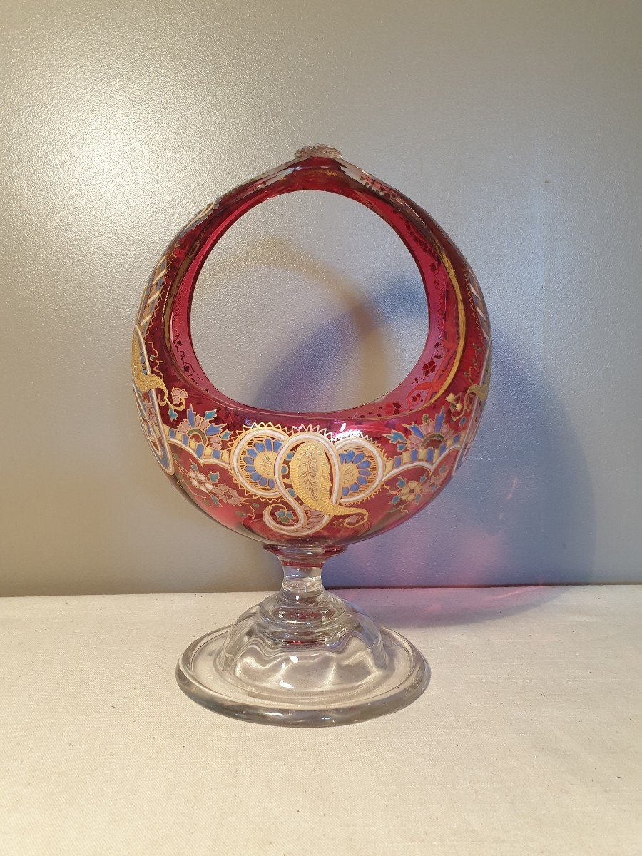 Panier En Verre  Rose. Le Décor Est émaillé. Hauteur 29 cm