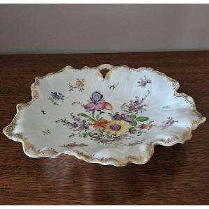 Petit plat creux, vide poche en porcelaine  Dresden saxe.  Décor fleuri