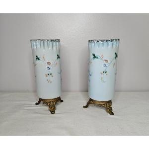 Paire de vases rouleau en opaline émaillée piètement en laiton doré