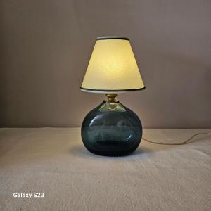 Claude Morin 1978 Pied de lampe en verre translucide bleu à panse aplatie. Hauteur 13.5 cm