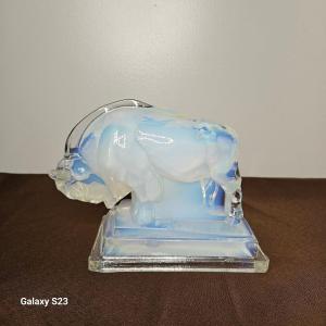 Etling Bison en verre opalescent. Période Art Déco.