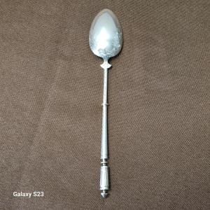 Cuillère en argent poinçon minerve 1er titre. 19ème Décor à la russe. Longueur 17.3 cm