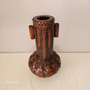 Ancien vase pour l'art ikebana en tressage de bambou intérieur en bois