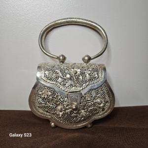 Petit sac à main en métal argenté repercé, ajouré à décor de fleurs et feuillage