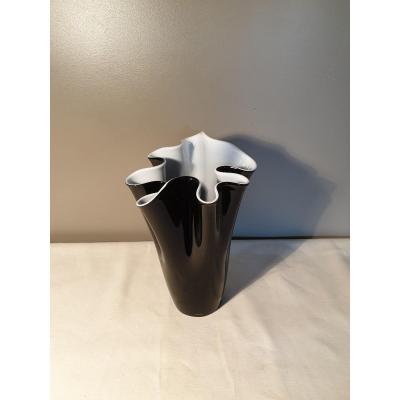Vase Mouchoir En Verre Doublé Noir Et Blanc  Hauteur 30 Cm