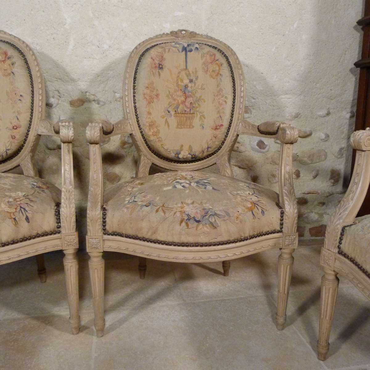 Suite De Quatre Fauteuils Style Louis XVI à Dossier Médaillon-photo-2