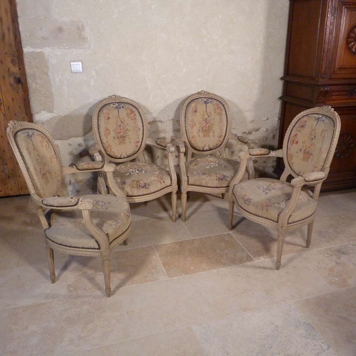 Suite De Quatre Fauteuils Style Louis XVI à Dossier Médaillon-photo-1