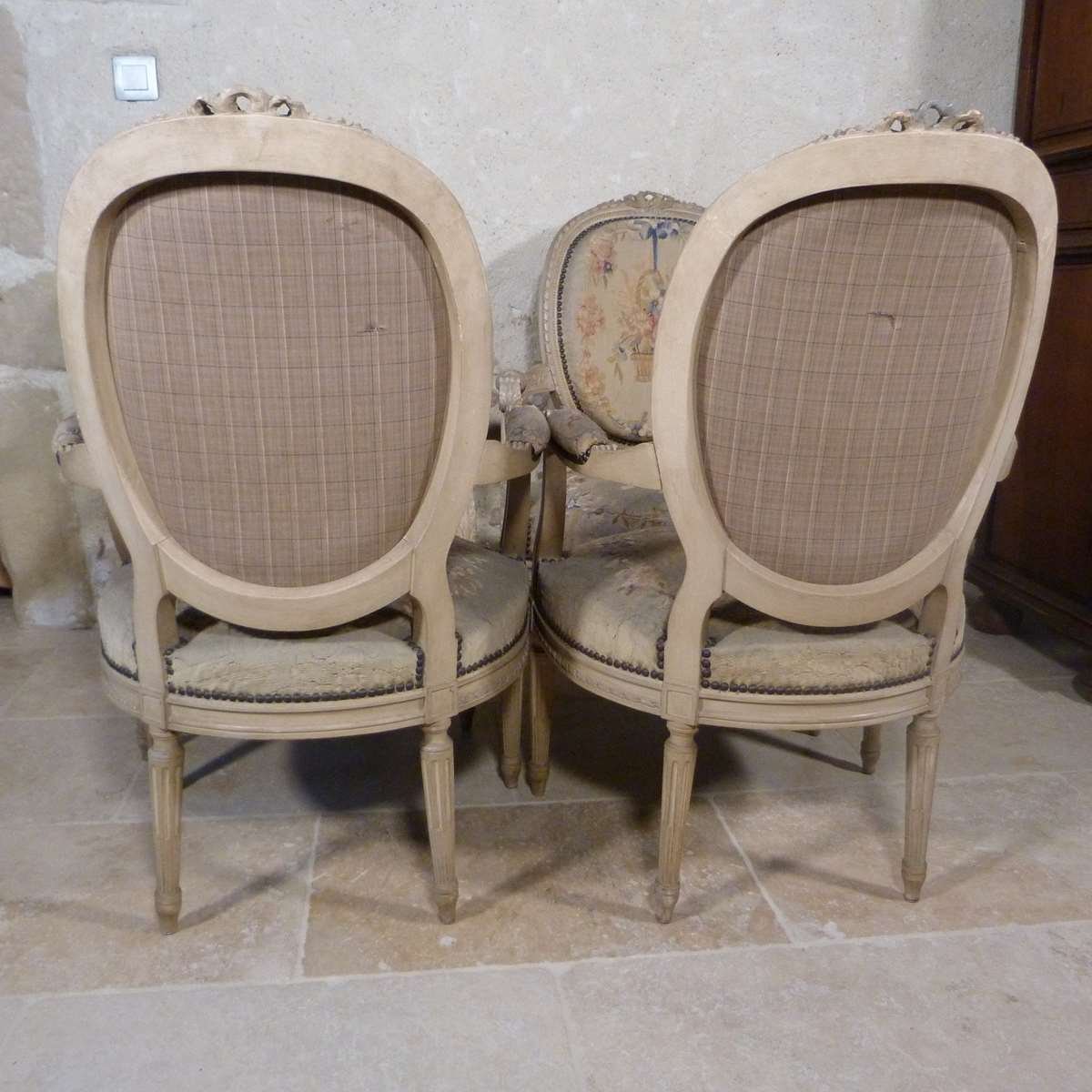 Suite De Quatre Fauteuils Style Louis XVI à Dossier Médaillon-photo-3