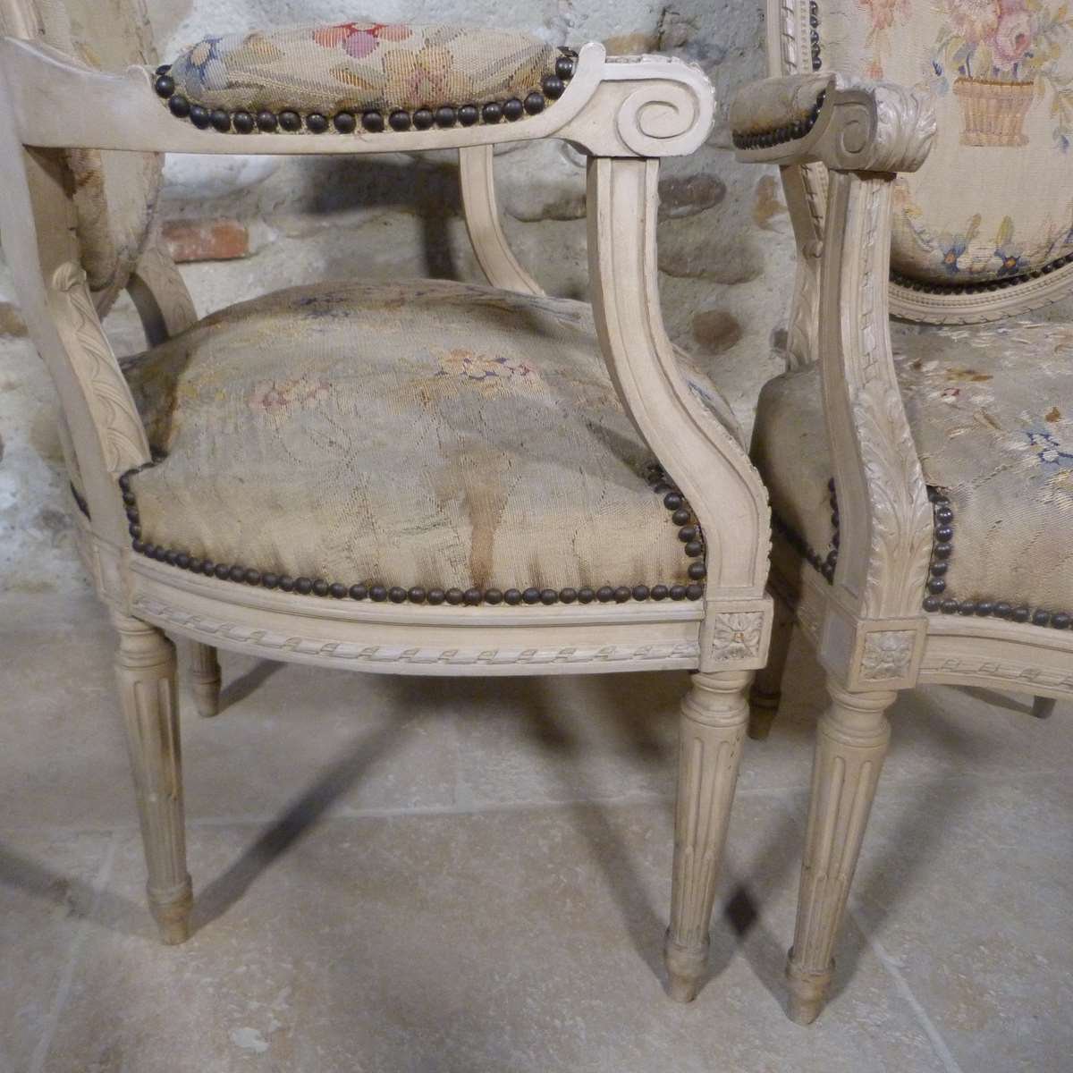 Suite De Quatre Fauteuils Style Louis XVI à Dossier Médaillon-photo-4