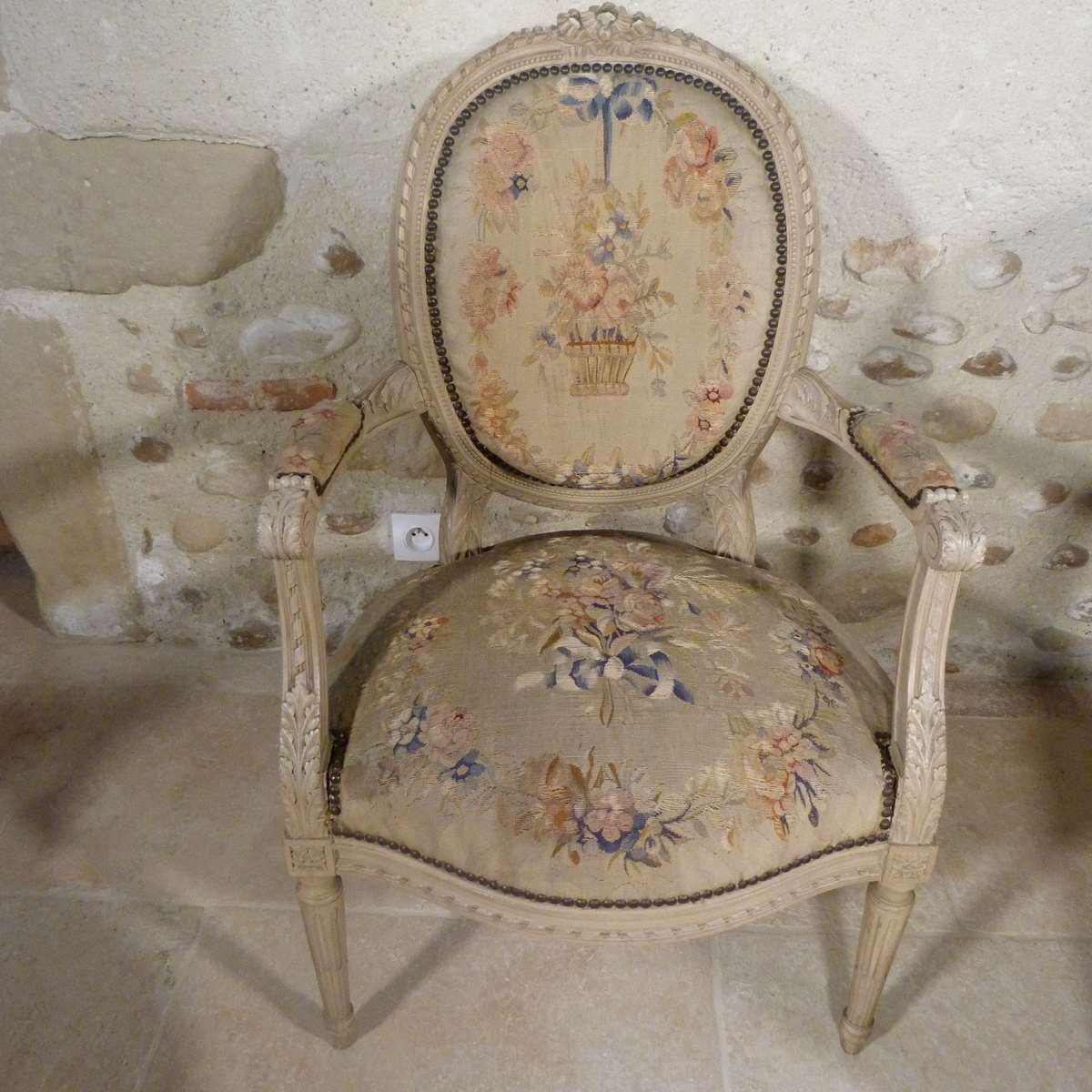 Suite De Quatre Fauteuils Style Louis XVI à Dossier Médaillon-photo-6