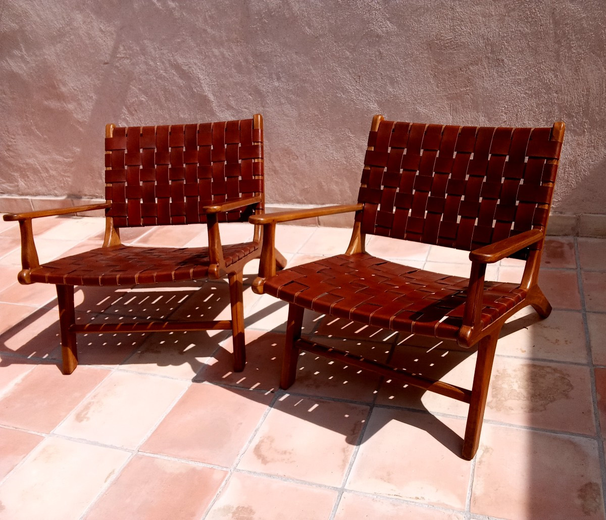 Paire de fauteuils teck et cuir tressé