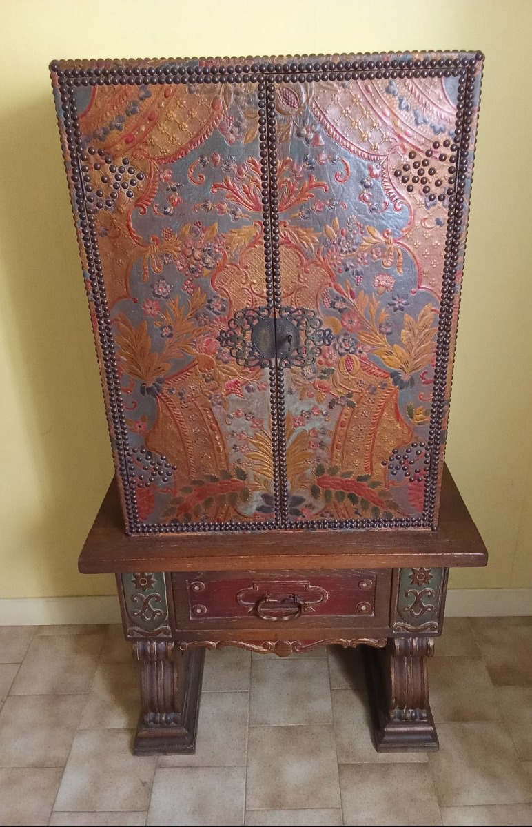 Petit cabinet  bois recouvert de cuir de cordoue
