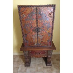 Petit cabinet bois recouvert de cuir de cordoue