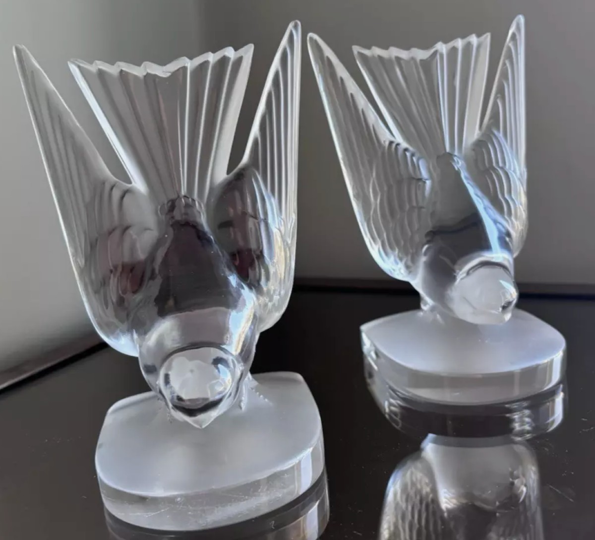 LALIQUE France.   Paire De Serre-livres Hirondelles En Cristal moulé et satiné   
