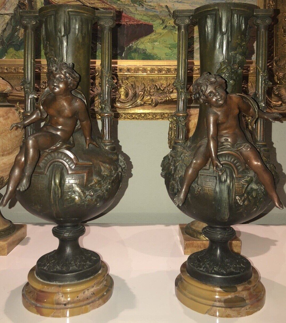 MOREAU L&f . Paire De Grands Vases En Régule, Décor En Ronde-bosse De Chérubins  Signés