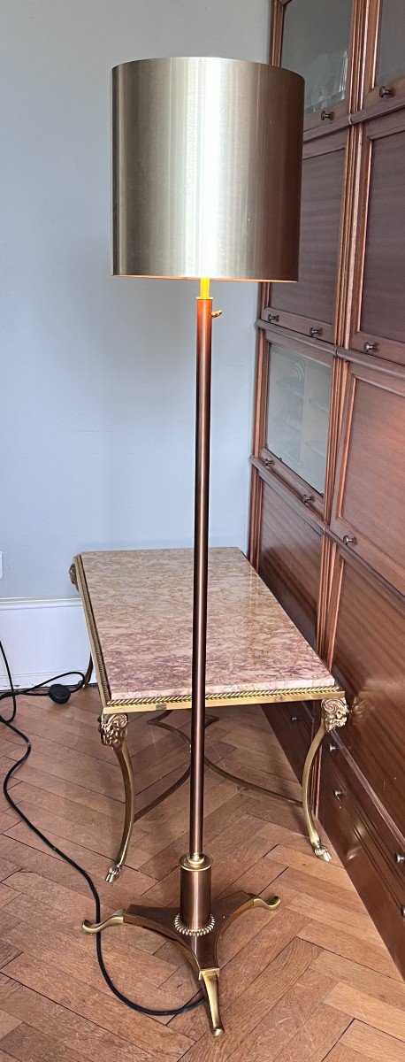 Maison CHARLES ( Signé ). Lampadaire Tripode En Laiton Et Bronze Doré.-photo-2
