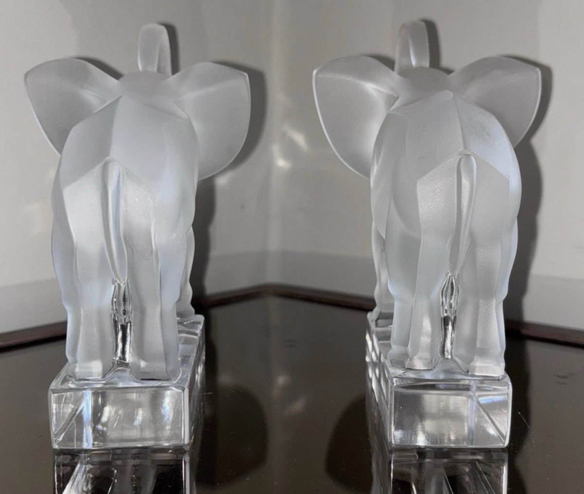 LALIQUE France Paire de serre livres Éléphants en cristal Moulé Et Satiné.-photo-1