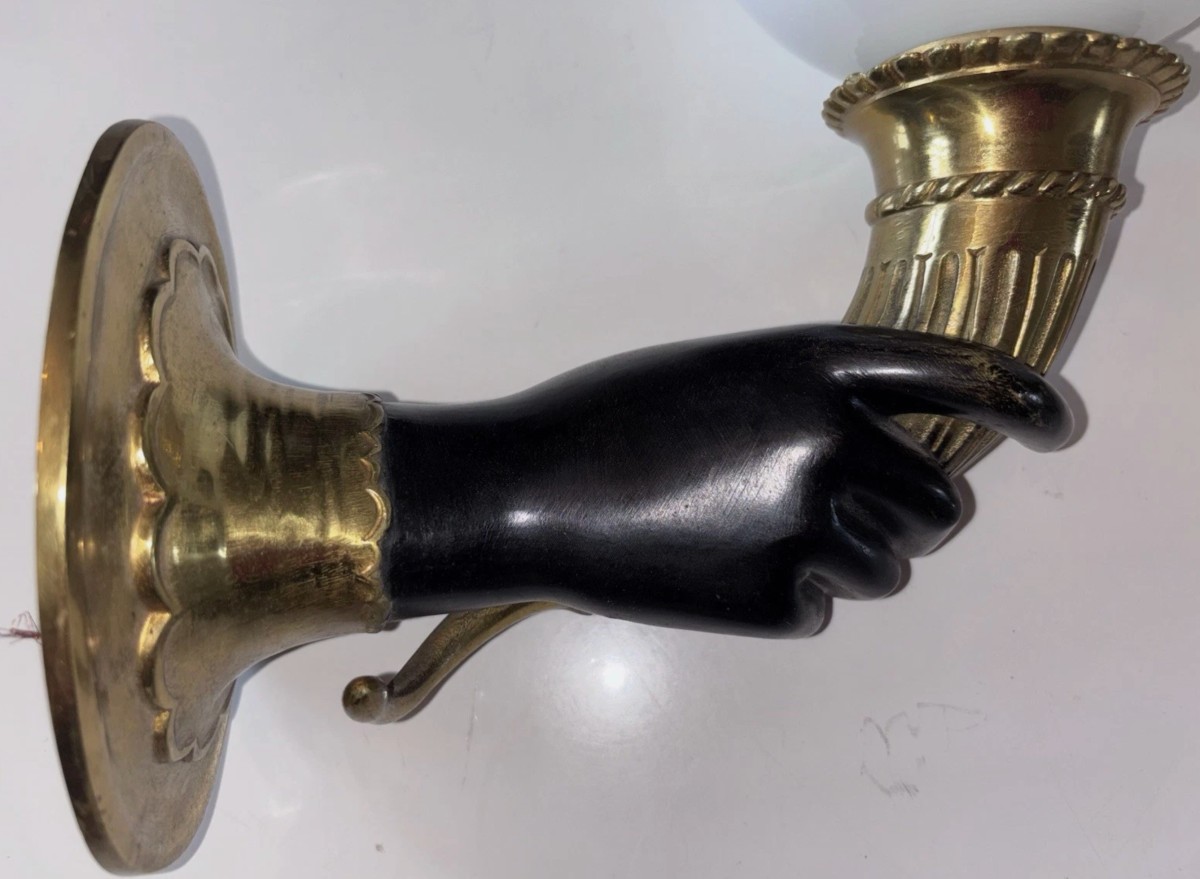 Maison JANSEN Paire d'appliques en bronze et verre, mains de nubiens et des cornes d’abondance-photo-4