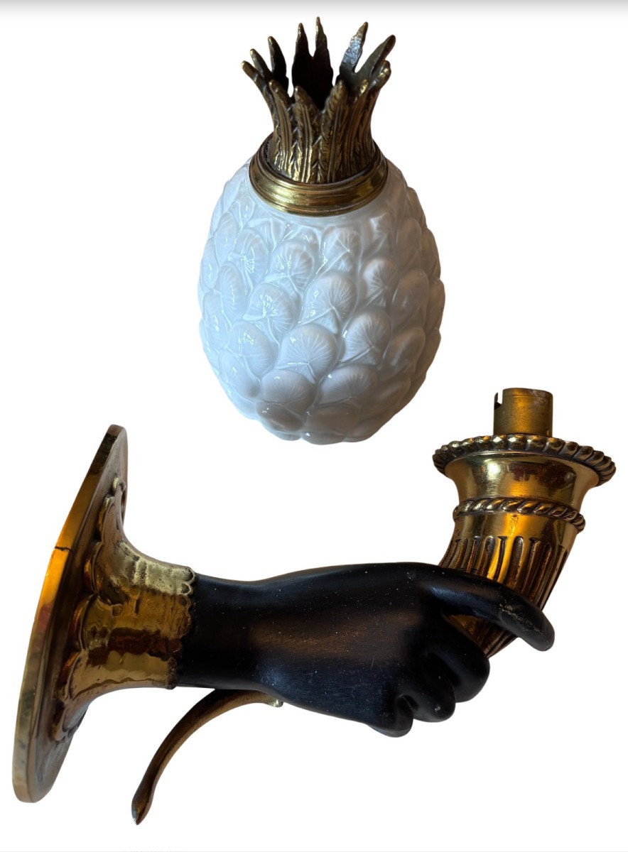 JANSEN  Applique en bronze, main de nubien tenant une corne d'abondance et ananas en verre