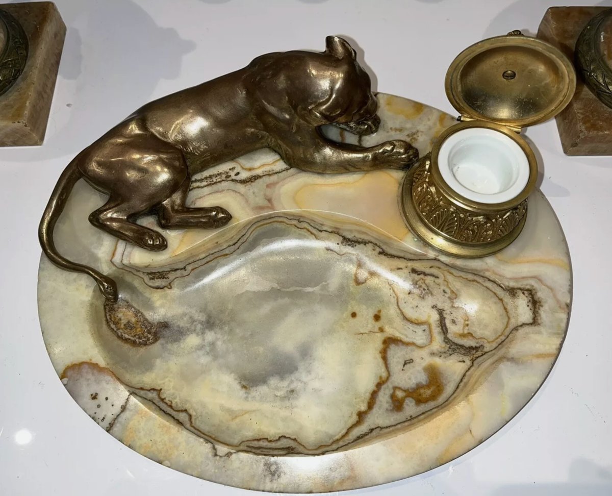 Georges GUYOT (Paris 1885-1973)  "Lionne à la toilette"  Écritoire Bronze/marbre  Signé -photo-2