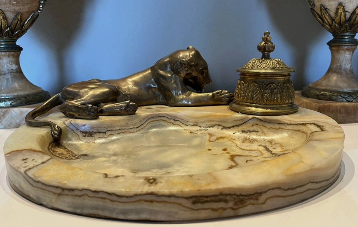 Georges GUYOT (Paris 1885-1973)  "Lionne à la toilette"  Écritoire Bronze/marbre  Signé 