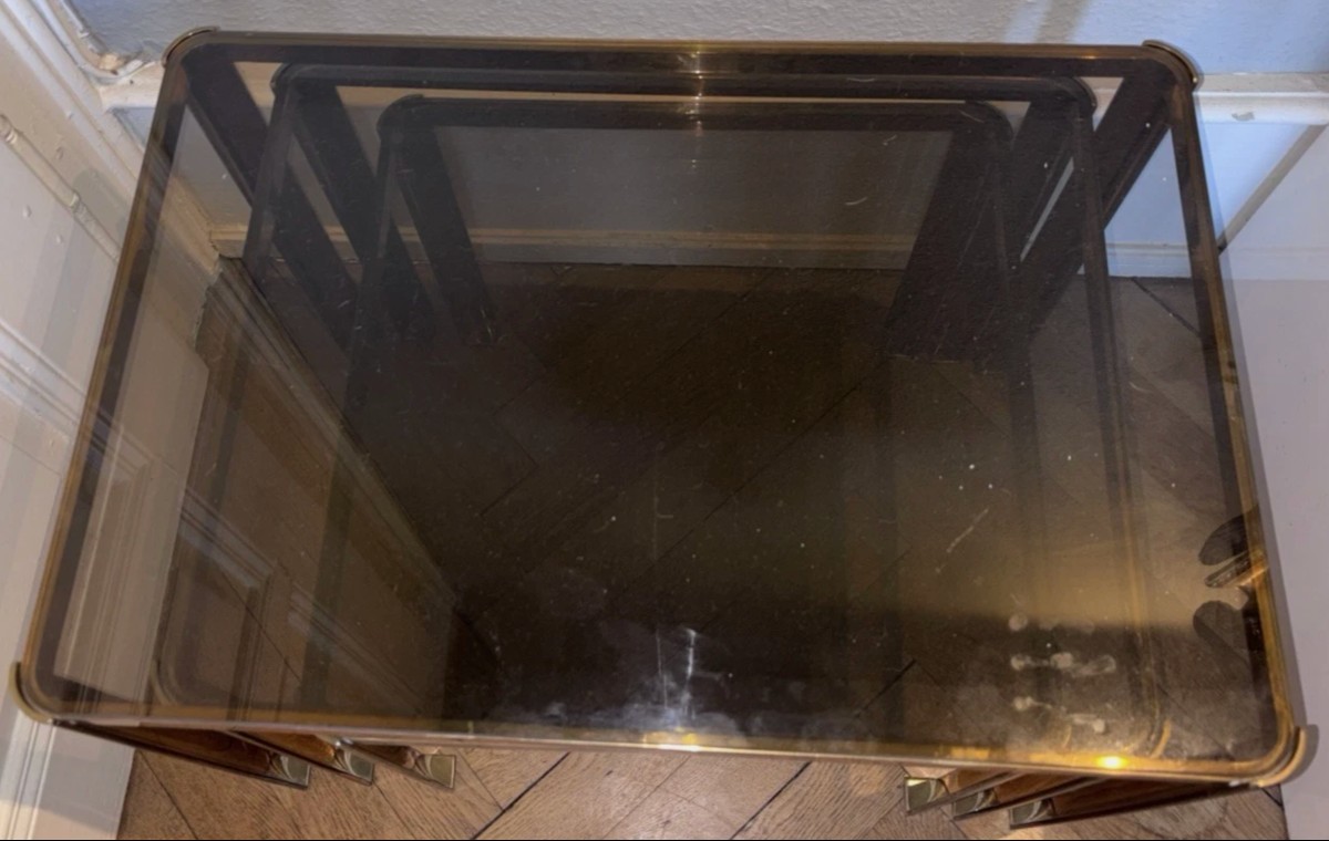 Quinet Or Pelletier Three Rectangular Nesting Tables In Gilt Bronze And Smoked Glass-photo-3