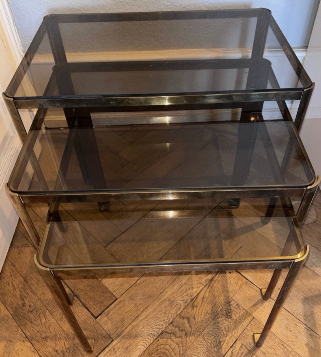 Quinet Or Pelletier Three Rectangular Nesting Tables In Gilt Bronze And Smoked Glass-photo-4