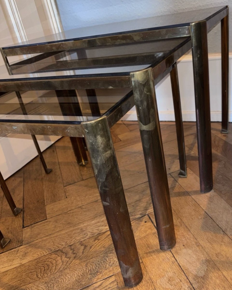 Quinet Or Pelletier Three Rectangular Nesting Tables In Gilt Bronze And Smoked Glass-photo-7