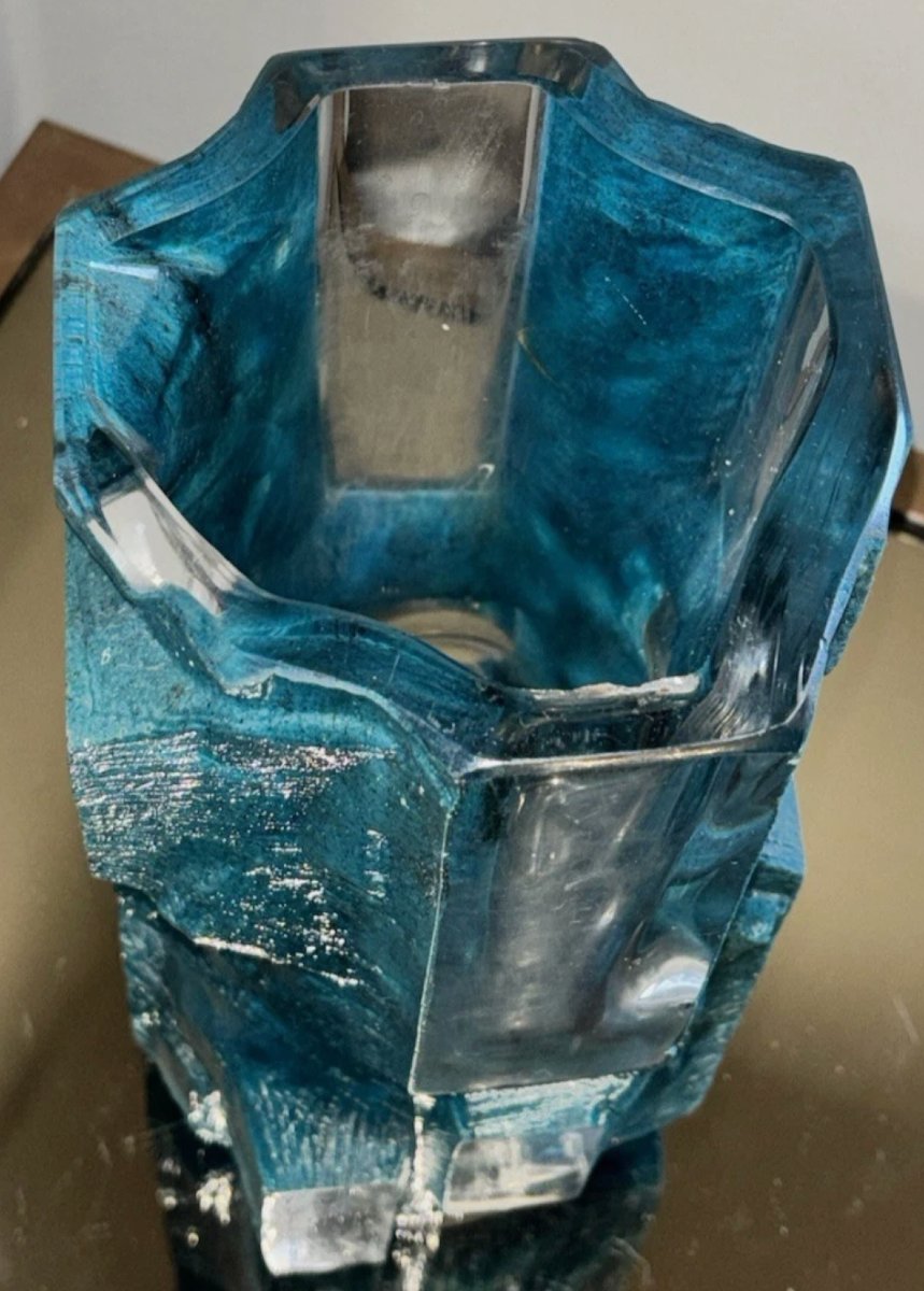 DAUM, France.  Vase brutaliste Argos, en cristal épais moulé à patine externe bleu turquoise.  -photo-6