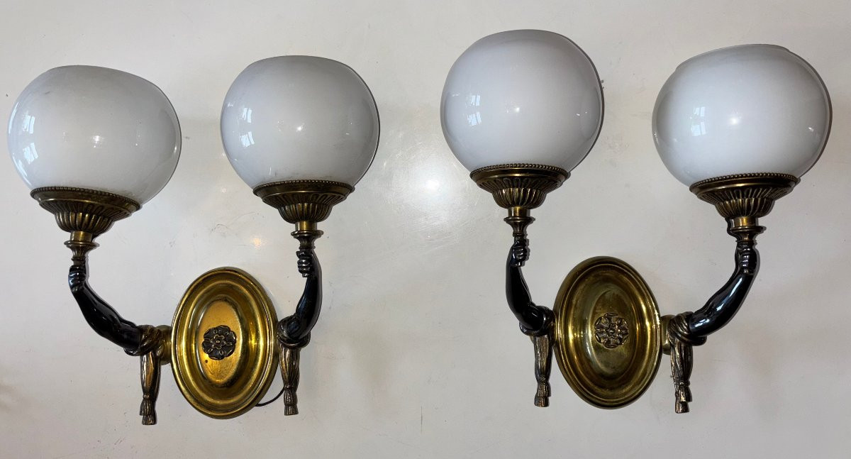 Maison CHARLES ( attribués à)   Paire d’appliques en bronze aux bras de nubien, à double patine-photo-3