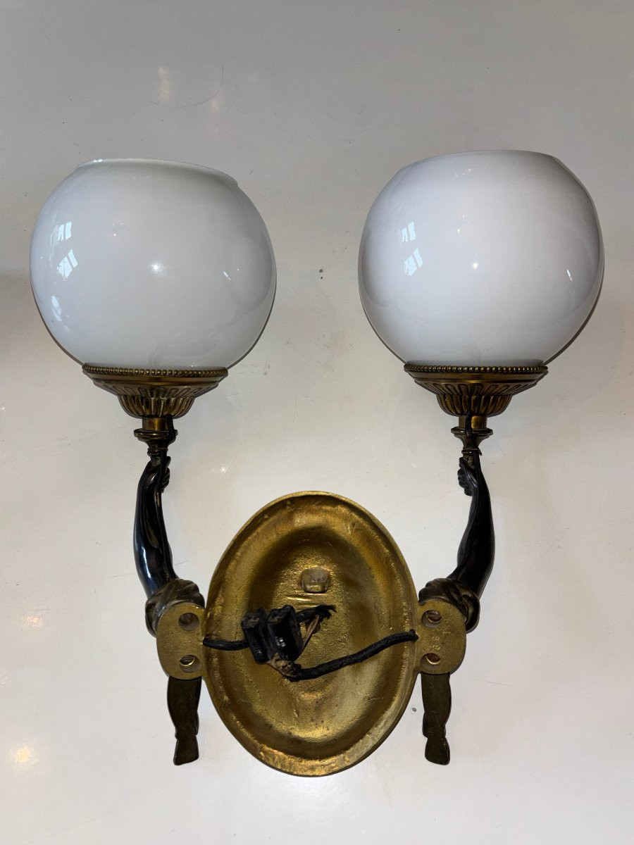 Maison CHARLES ( attribués à)   Paire d’appliques en bronze aux bras de nubien, à double patine-photo-4