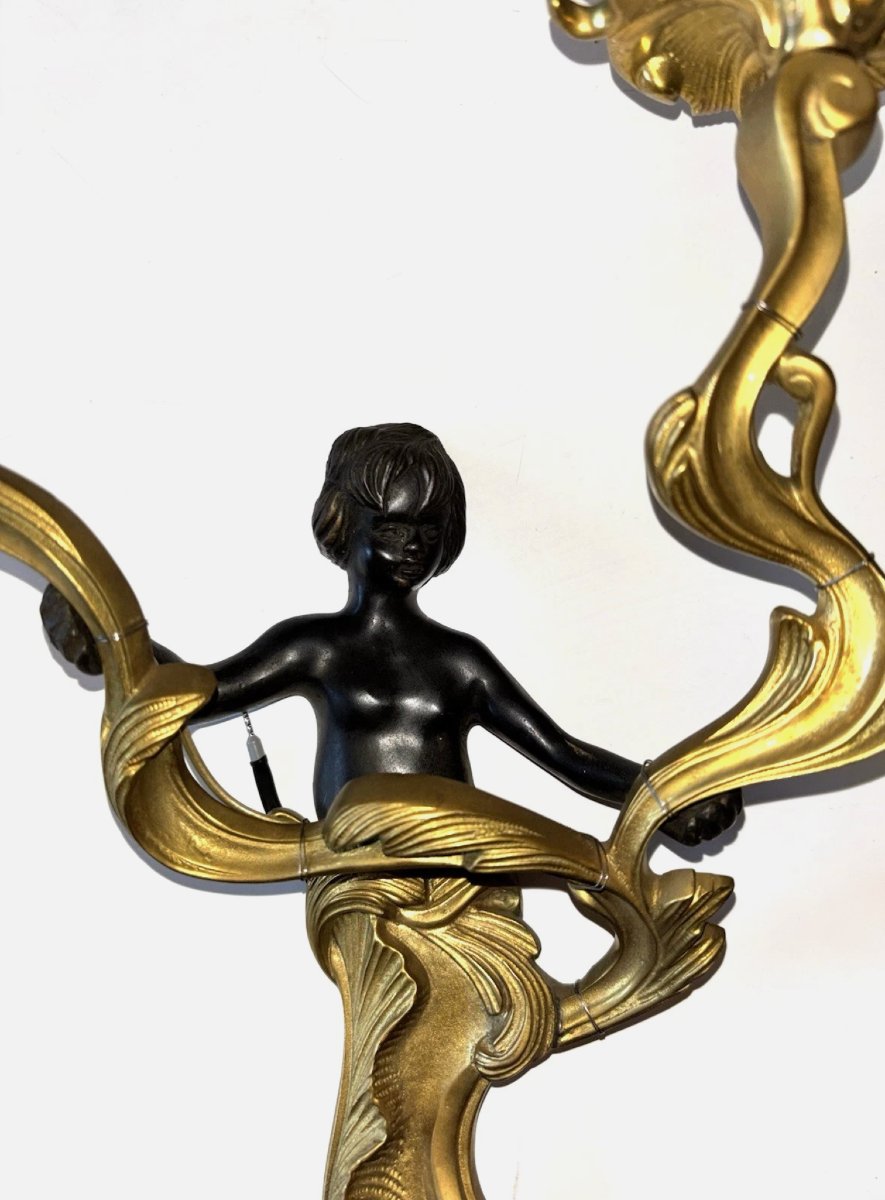 Grande paire d'appliques dite aux Angelots, en bronze ciselé doré et patiné noir-photo-2