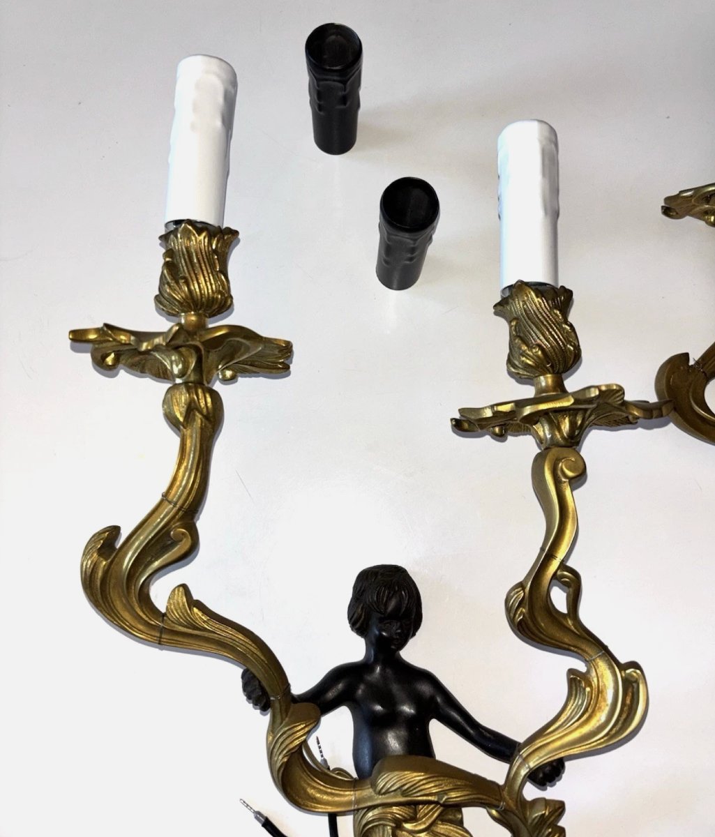 Grande paire d'appliques dite aux Angelots, en bronze ciselé doré et patiné noir-photo-3