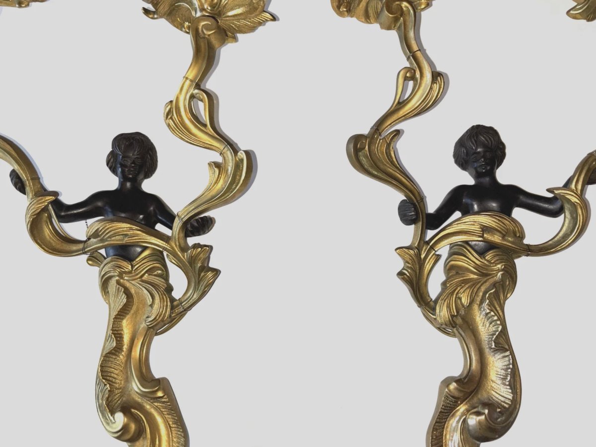 Grande paire d'appliques dite aux Angelots, en bronze ciselé doré et patiné noir-photo-4