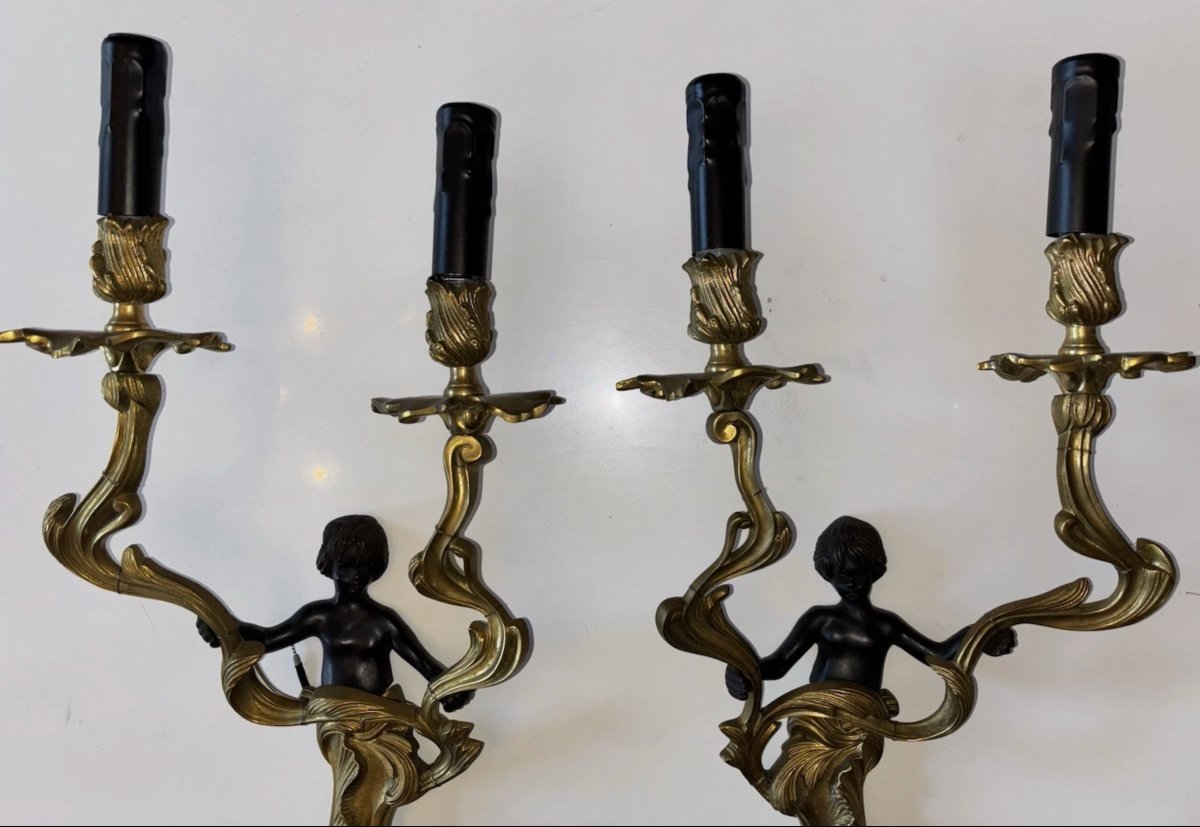Grande paire d'appliques dite aux Angelots, en bronze ciselé doré et patiné noir-photo-5