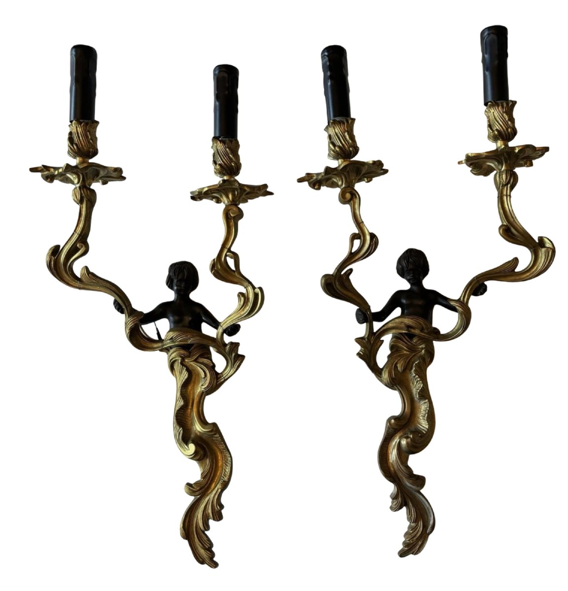 Grande paire d'appliques dite aux Angelots, en bronze ciselé doré et patiné noir