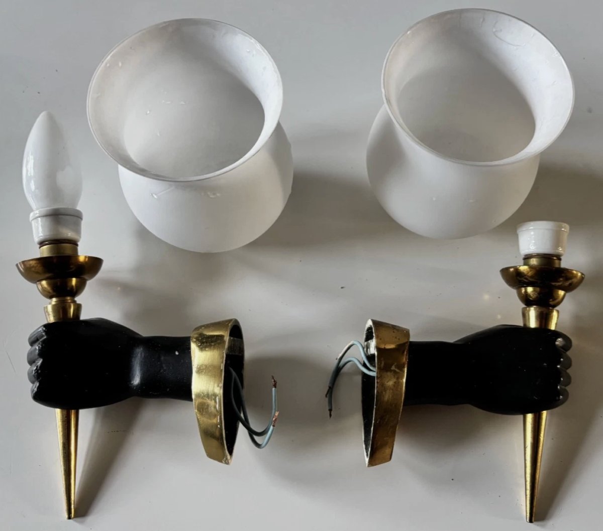 Arlus Or Devoluy: Pair Of Bronze And Opaline Wall Sconces (nubian Hands)-photo-1