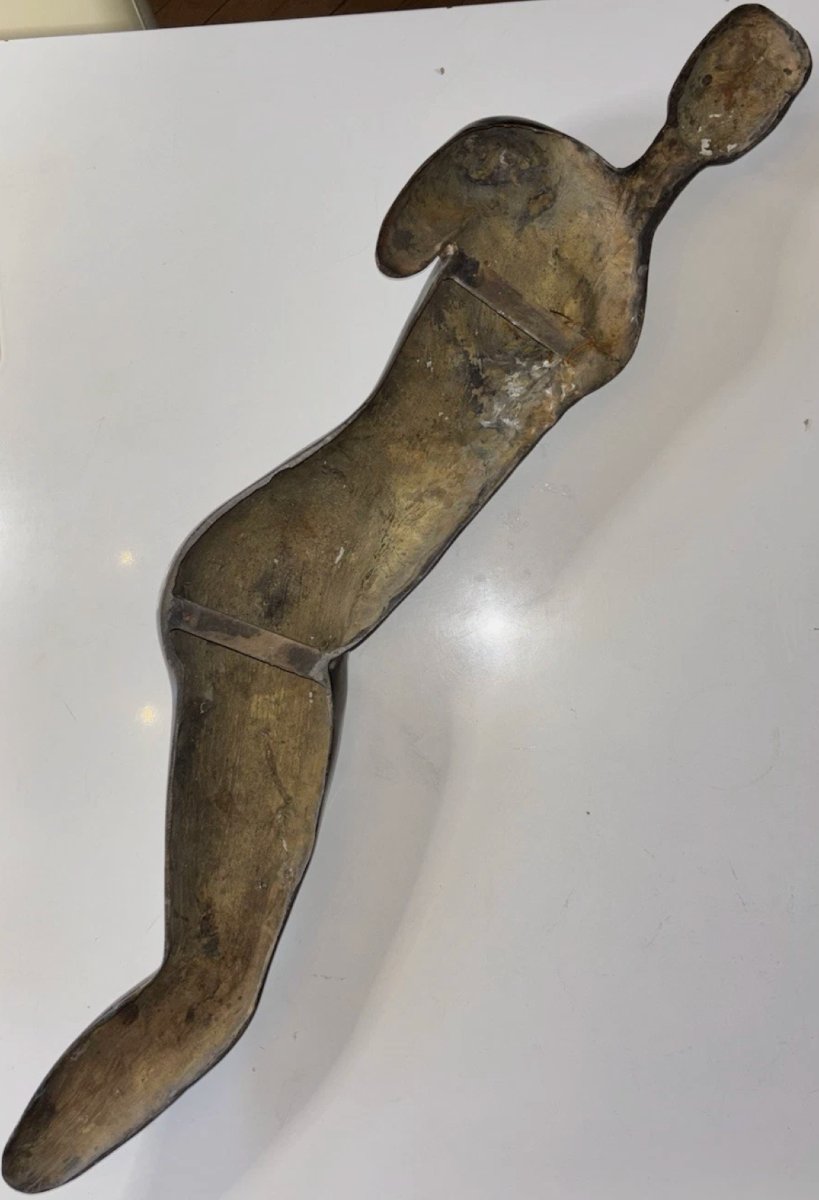 Christian MAAS (1951)  Femme allongée.  Importante sculpture en bronze à patine noire.  Signée -photo-1