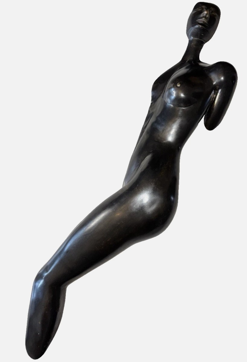 Christian MAAS (1951)  Femme allongée.  Importante sculpture en bronze à patine noire.  Signée 