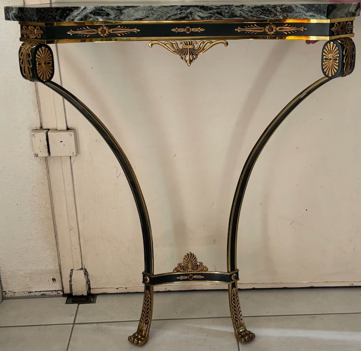 Console murale néo-classique en laiton doré et laqué vert. Dessus marbre vert de mer-photo-4
