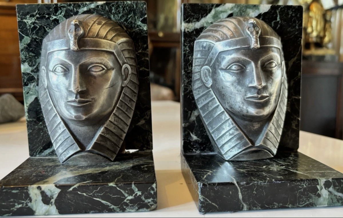 C. CHARLES Serre livres art déco bronze sur marbre représentant des visages de pharaon. Signés-photo-2