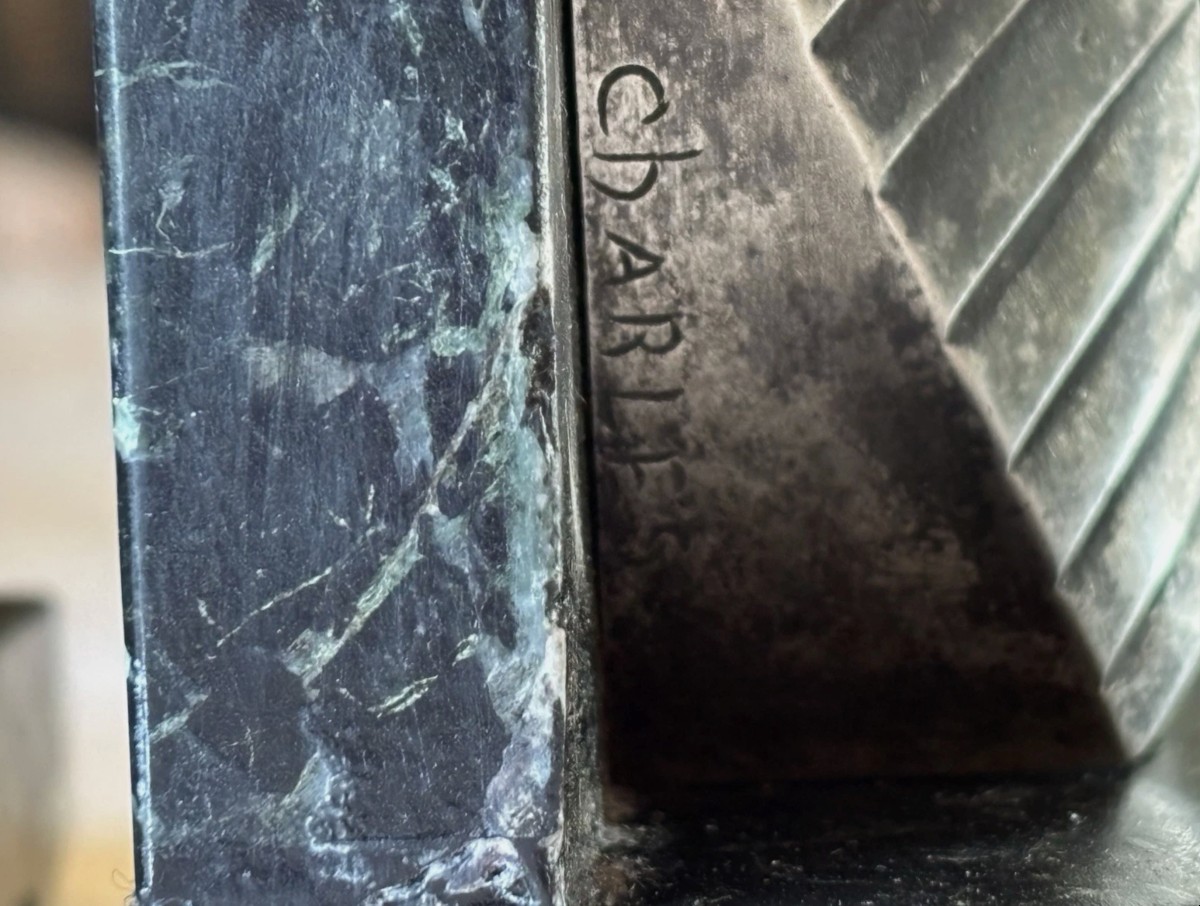 C. CHARLES Serre livres art déco bronze sur marbre représentant des visages de pharaon. Signés-photo-3