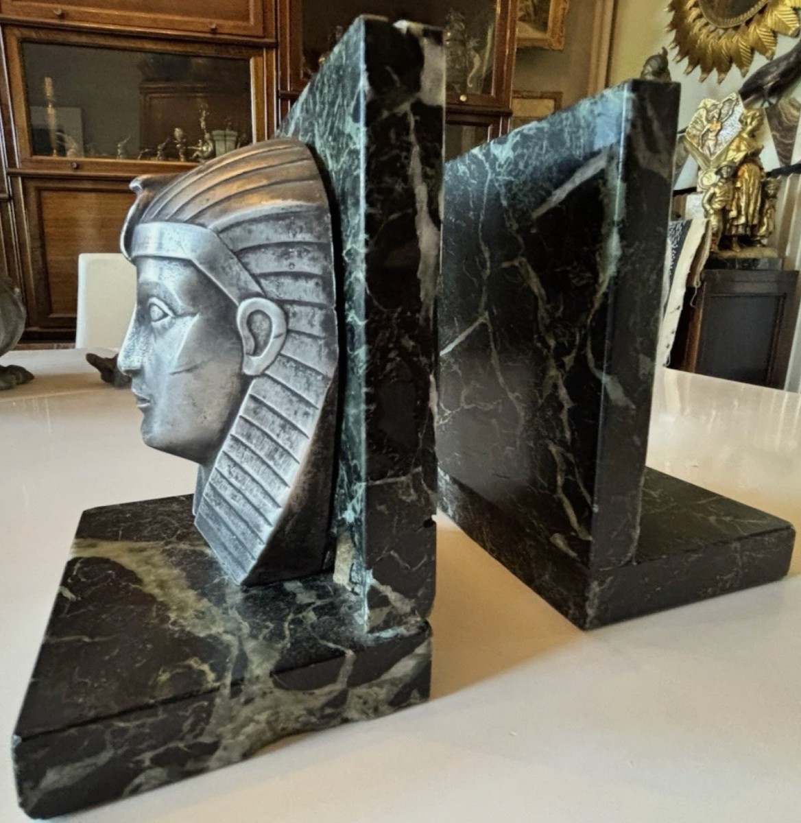 C. CHARLES Serre livres art déco bronze sur marbre représentant des visages de pharaon. Signés-photo-4