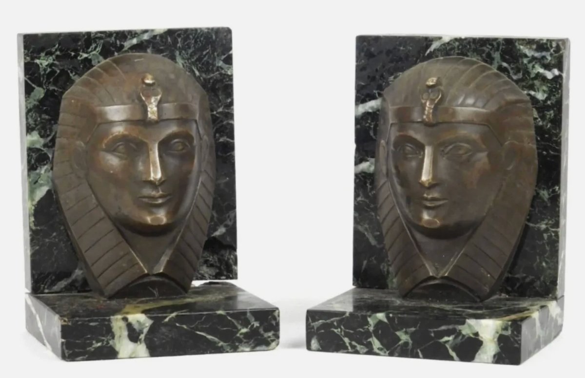C. CHARLES Serre livres art déco bronze sur marbre représentant des visages de pharaon. Signés-photo-1