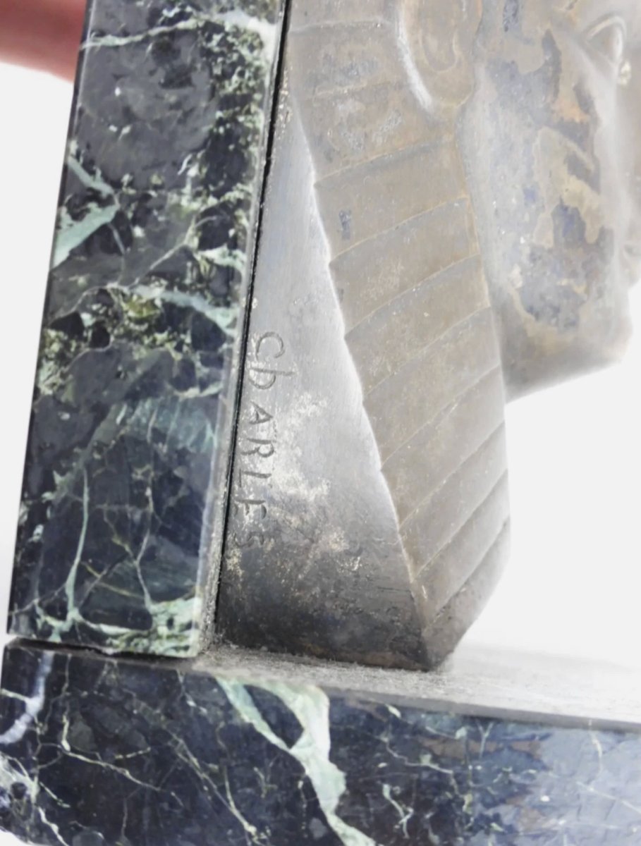 C. CHARLES Serre livres art déco bronze sur marbre représentant des visages de pharaon. Signés-photo-3