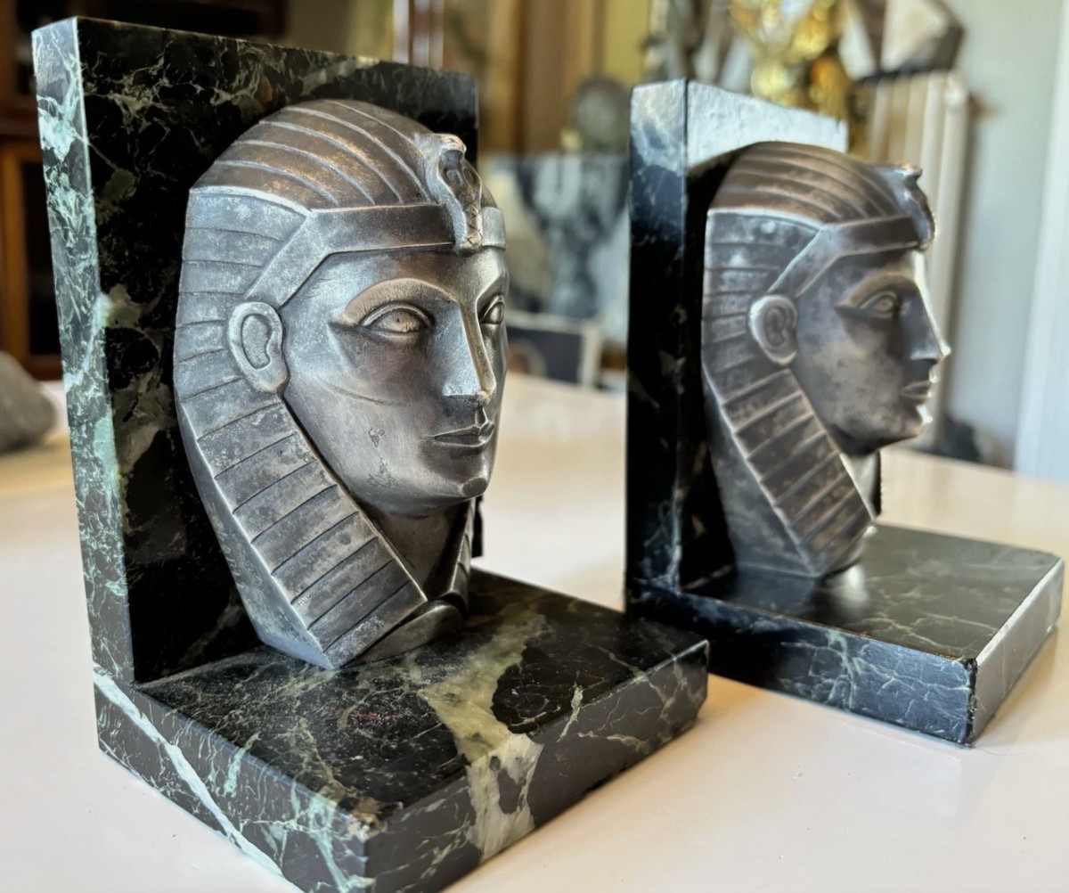 C. CHARLES Serre livres art déco bronze sur marbre représentant des visages de pharaon. Signés-photo-1