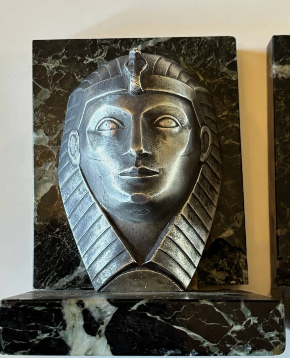 C. CHARLES Serre livres art déco bronze sur marbre représentant des visages de pharaon. Signés-photo-3